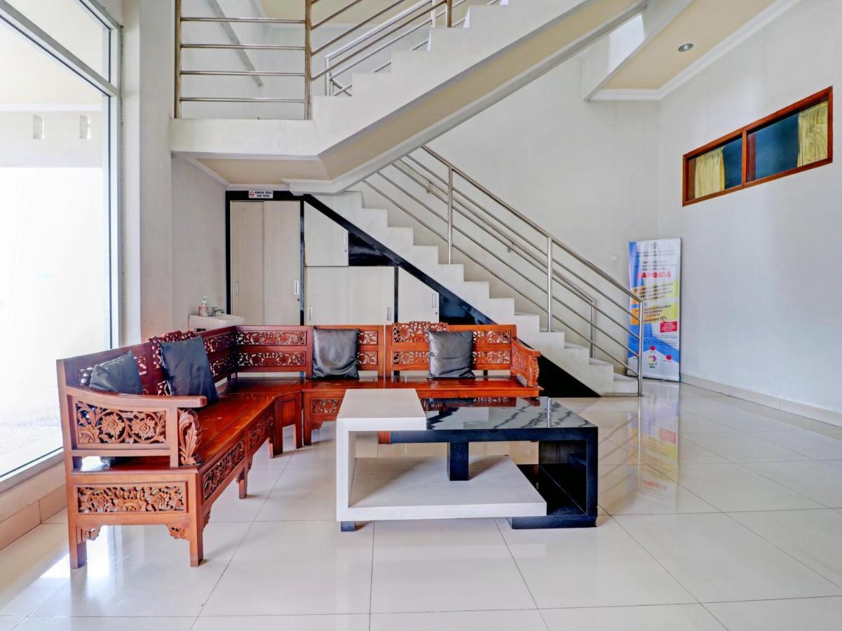 Oyo 90347 Hotel Srikandi Syariah Tasikmalaya Buitenkant foto