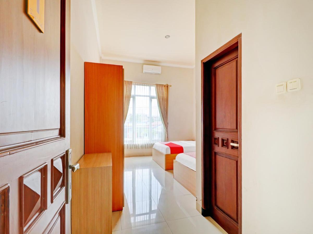 Oyo 90347 Hotel Srikandi Syariah Tasikmalaya Buitenkant foto