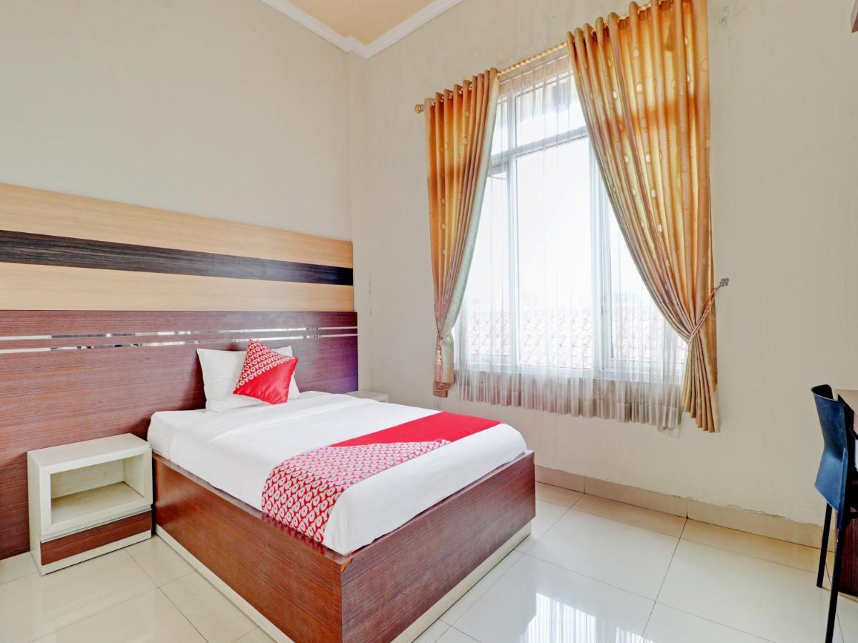 Oyo 90347 Hotel Srikandi Syariah Tasikmalaya Buitenkant foto