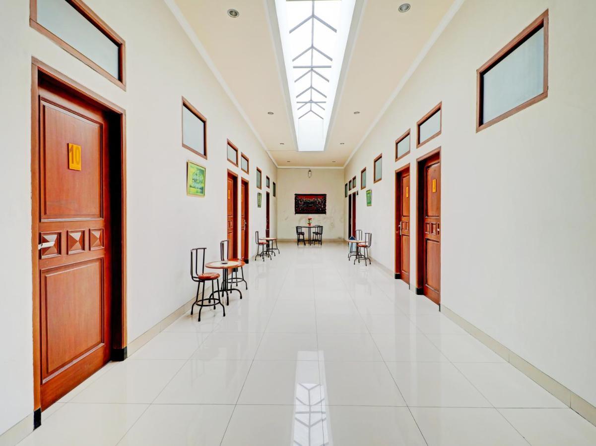 Oyo 90347 Hotel Srikandi Syariah Tasikmalaya Buitenkant foto